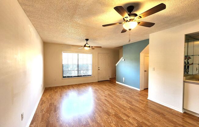 2-story townhome - Private Patio - Pool - Water Included