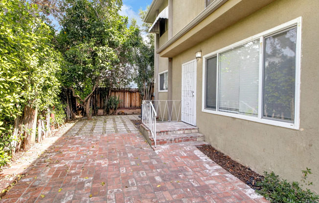 1040 N SIERRA BONITA AVE