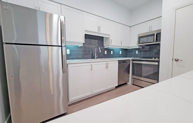 2 beds, 1 bath, 1,055 sqft, $3,700