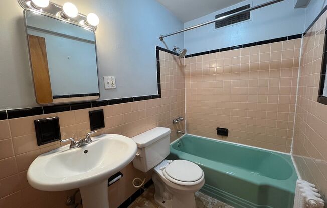 2 beds, 1 bath, 800 sqft, $1,890, Unit 6230 Fifth Ave. #222D