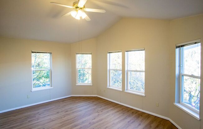 HALF OFF RENT!! Top Floor 2/2 w/Condo Finishes + Vaulted Ceilings!!