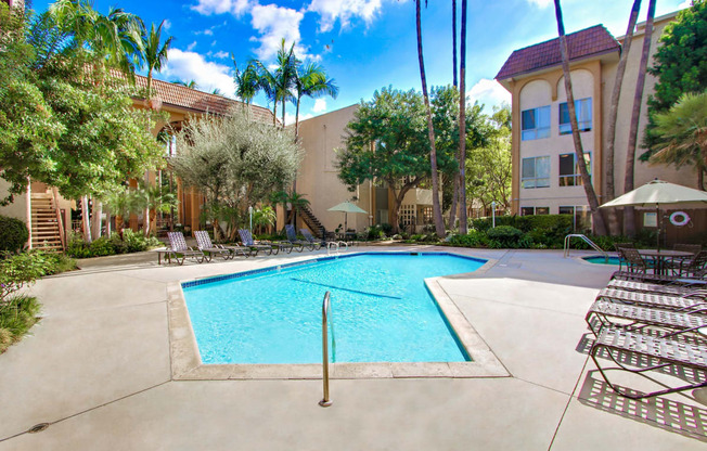 Resort-style courtyard swimming pool, lounge and picnic area on the sides