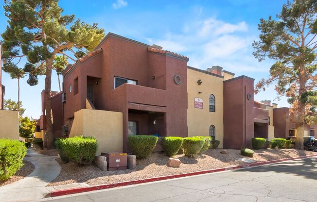 Las Vegas Strip Nearby / Gated 2nd Floor Condo