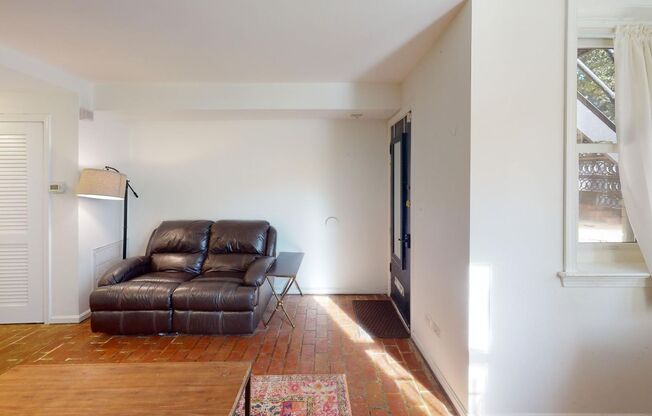 Charming 1 BR/1 BA Apartment in Capitol Hill!