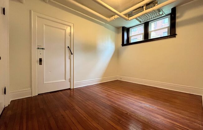 2 beds, 1 bath, $1,300, Unit 31A