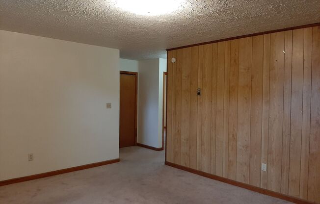 2 beds, 1 bath, 903 sqft, $1,170, Unit J-9