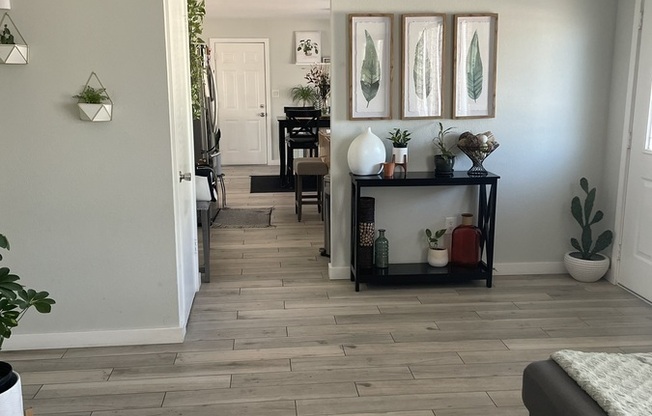 323 E AUBURN DR