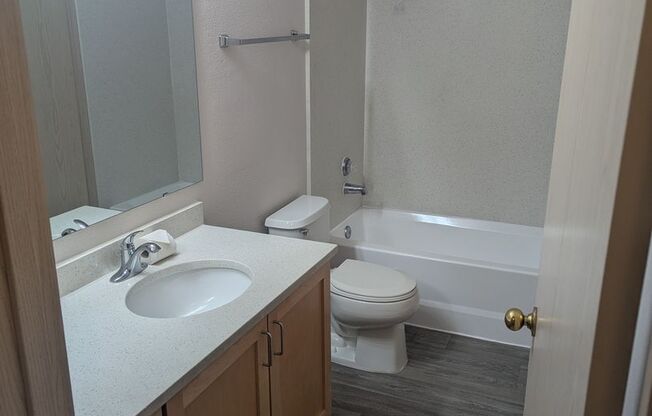 2 beds, 1 bath, 878 sqft, $1,775, Unit E202