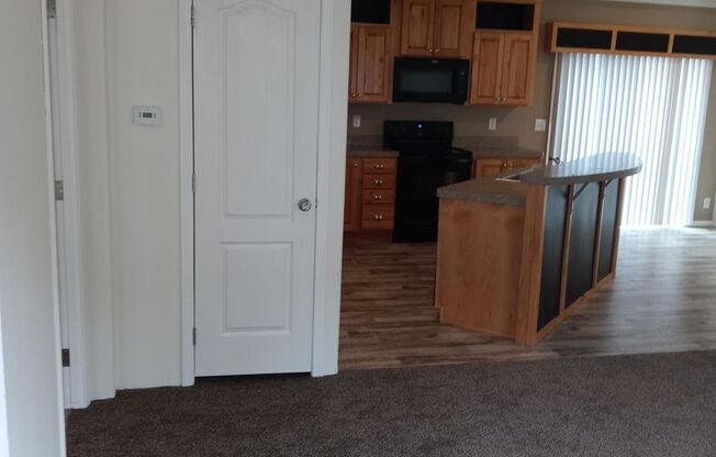 3bd/2 bath Mobile Home Available now!
