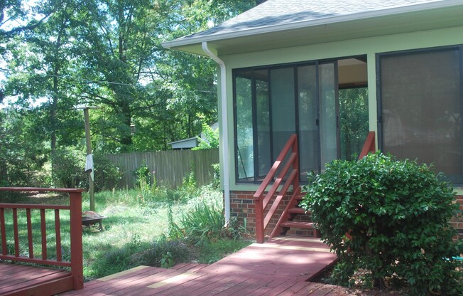 Charming Brick Tri-Level Home for Rent!