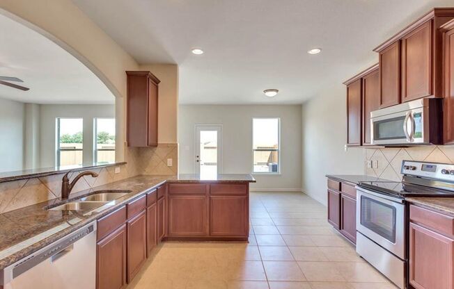 Large 4-Bedroom In Family Neighborhood w/Big & Covered Patio