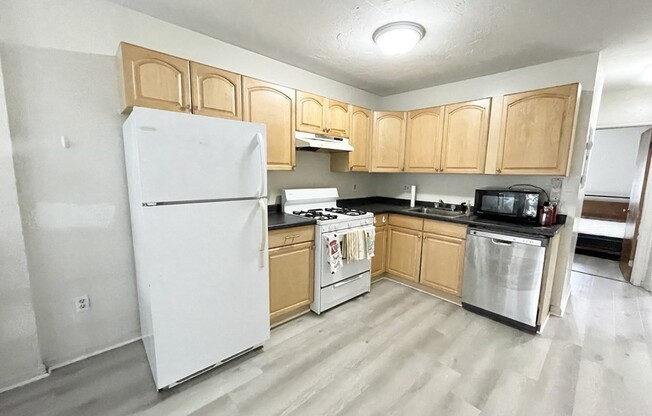 2 beds, 1 bath, $3,800, Unit 2