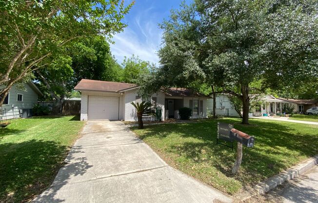 CUTE 3 BR IN UNIVERSAL CITY W/ EASY ACCESS TO RANDOLPH AFB, 1604, 35, & SHOPPING