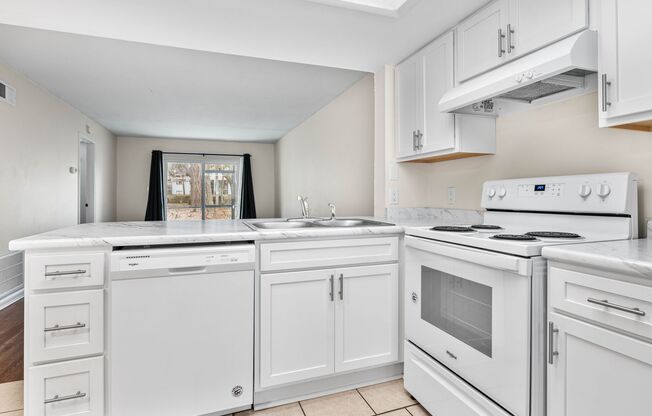 Move-In Ready 2 BR/ 2BA Condo on Southside close to Truman