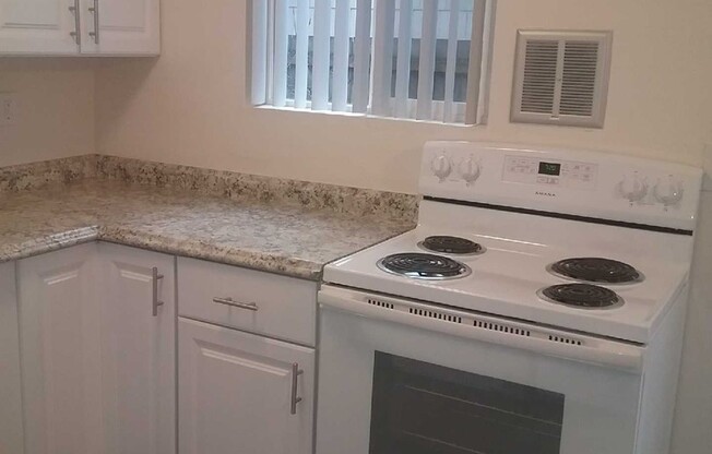 2 beds, 1 bath, 800 sqft, $1,400, Unit 37