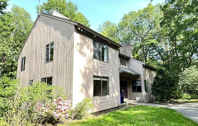 40 LAURELWOOD DR