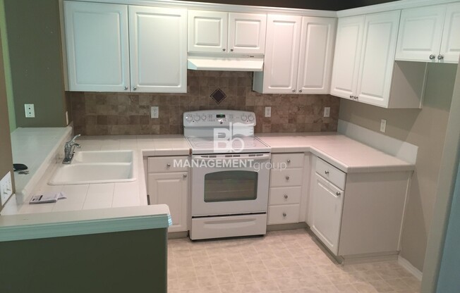 NW Portland- Bethany Light & Bright Home with Private Backyard