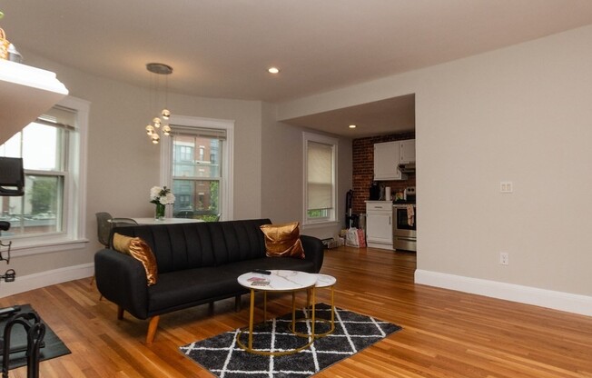 2 beds, 1 bath, 700 sqft, $3,300, Unit 4