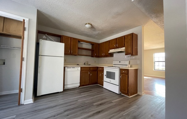 2 beds, 1.5 baths, $995, Unit B