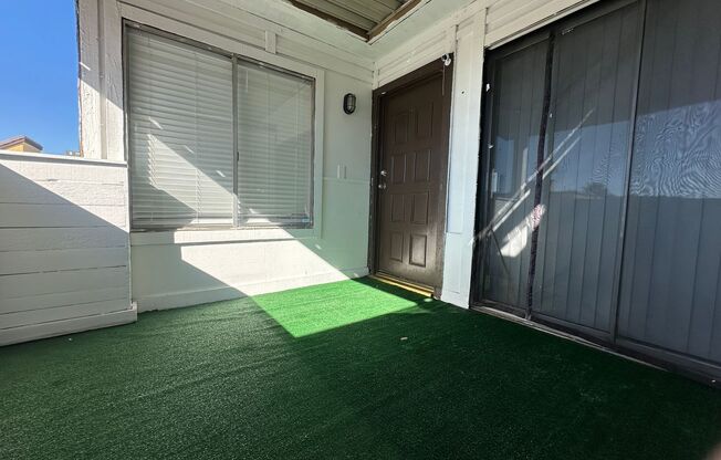 2 Bedroom Upstairs Condo with Bonus Room Near UNLV!