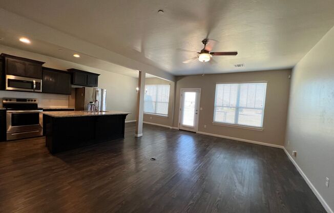 Perfect 3 Bedroom 2.5 Bathroom 2 Car Garage In Moore!