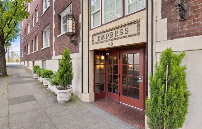 Cozy Studio Centrally Located in Downtown Portland! One Month Free For July Move In!