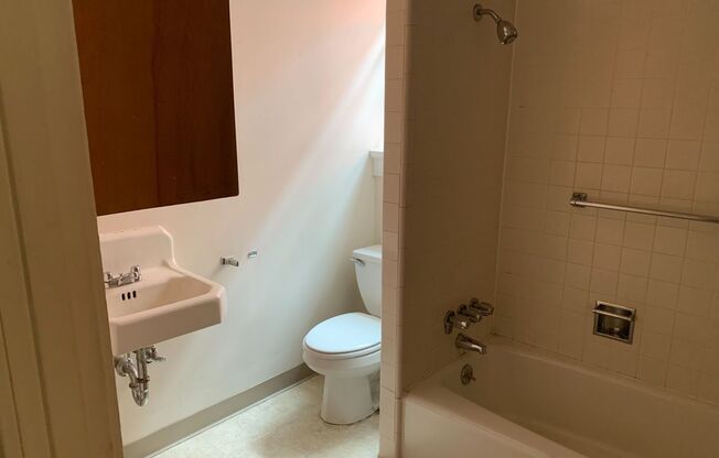 Studio, 1 bath, 352 sqft, $995, Unit 47
