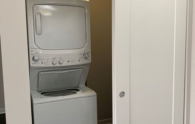 2 beds, 1 bath, 990 sqft, $2,950, Unit 355