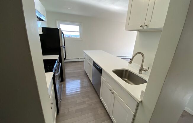 2 beds, 1 bath, 772 sqft, $2,600, Unit 18