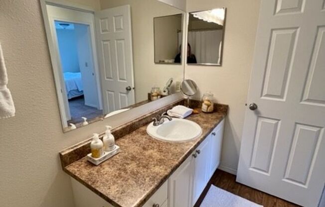 2 beds, 1 bath, 915 sqft, $1,685, Unit 433