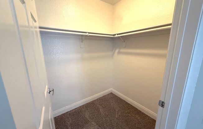 3 beds, 2 baths, $1,350, Unit UNIT 1077
