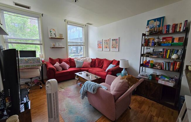 DELIGHTFUL OLDE CITY ONE BEDROOM APARTMENT - JULY 10