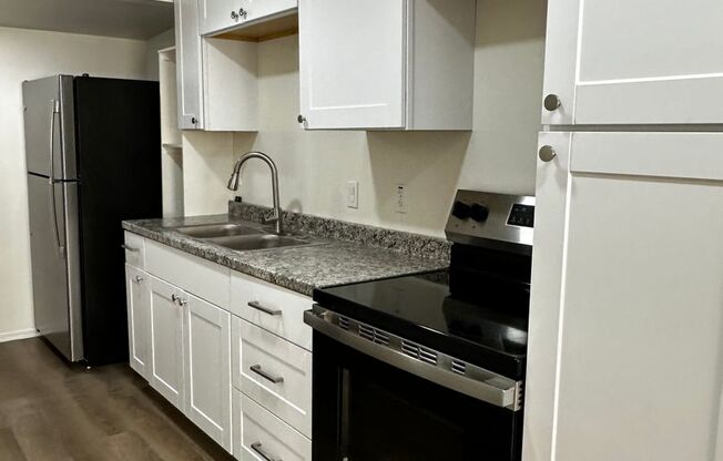Beautiful Remodeled Studio With Private Backyard In Coolidge!