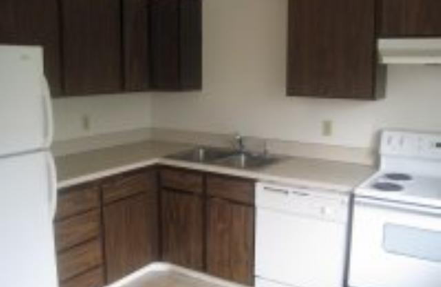 2 beds, 1 bath, 784 sqft, $1,295, Unit D