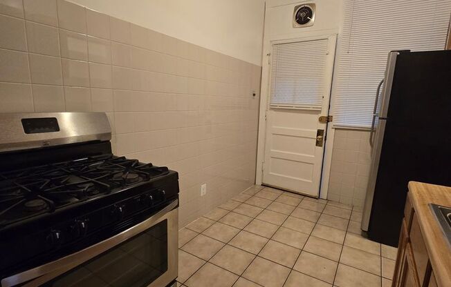 2 beds, 1 bath, 1,300 sqft, $1,300, Unit 1S