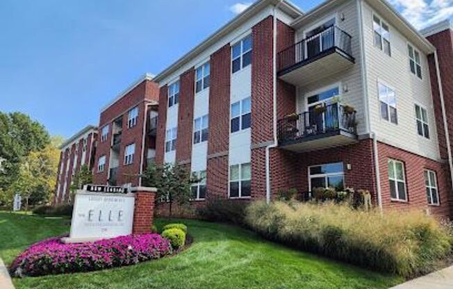 1 bed, 1 bath, 732 sqft, $1,999, Unit 226 E Lockwood Avenue, Unit #205