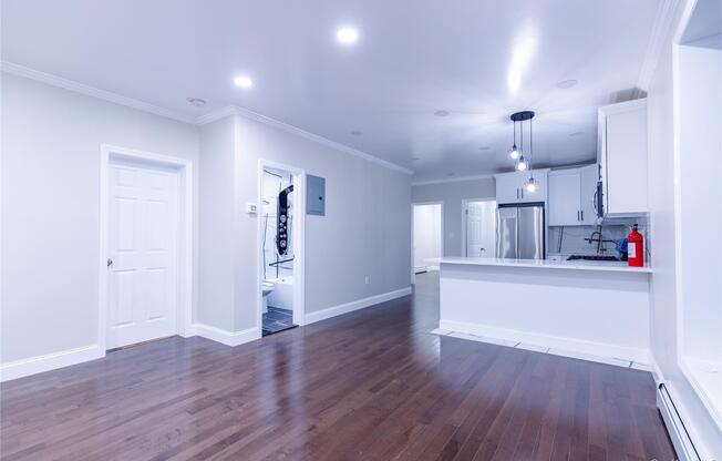3 beds, 2 baths, 900 sqft, $3,300