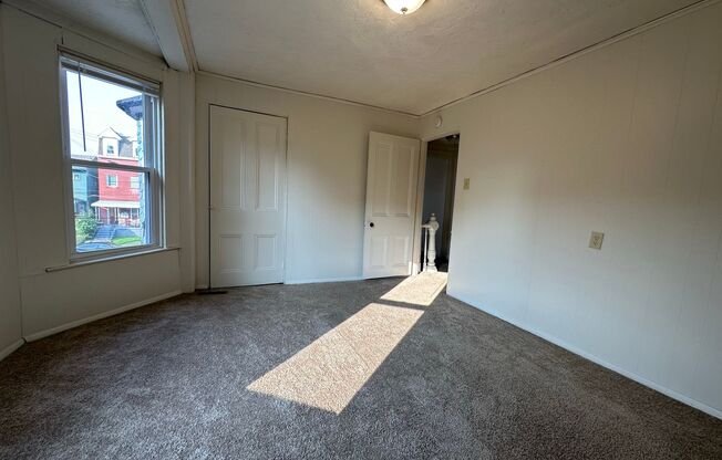 Stunning One Bedroom in Oakland! Second Floor Unit, Ample Natural Light & More!! Call Today!