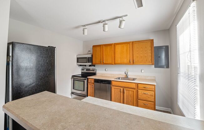 3 beds, 2 baths, $1,595, Unit Unit A