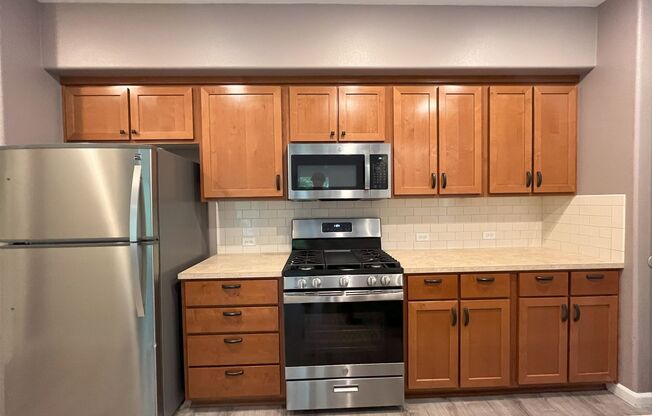 Cozy and Modern Home Steps from Tanasbourne & Willow Creek MAX (Water, Sewer, Garbage and Parking Included) + Office