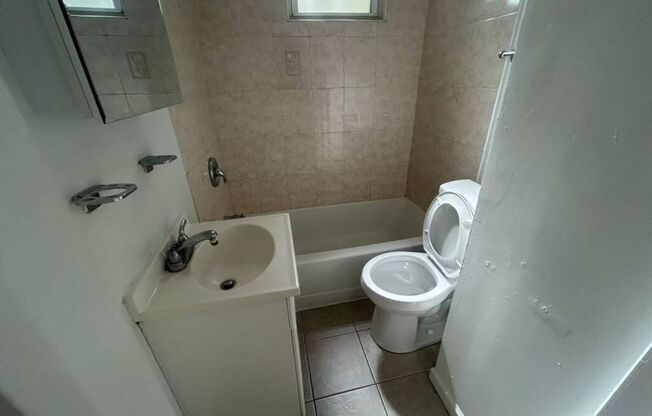 1 bed, 1 bath, 550 sqft, $1,090, Unit B16