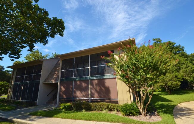 Lovely Winter Springs Condo ~ Vinyl Plank Flooring and Large Screened Patio!