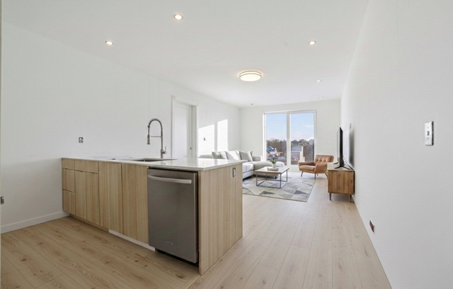 3 beds, 2 baths, 1,046 sqft, $6,750, Unit 501