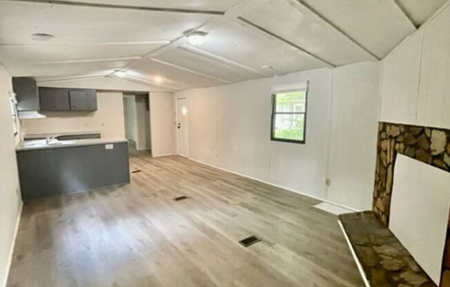 Newly Renovated 2 bedroom 2 bath Moble Home located it Dallas