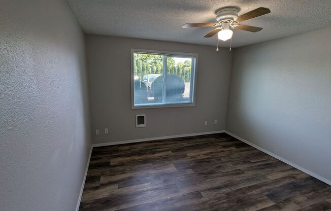 2 beds, 1 bath, 889 sqft, $1,295, Unit 07