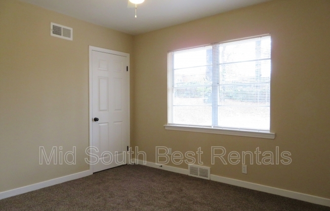 3 beds, 1.5 baths, 1,025 sqft, $1,095