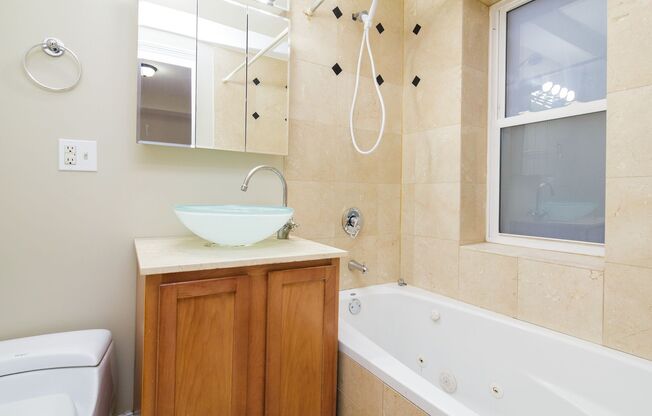 2 beds, 2 baths, $1,900, Unit 1638-2N