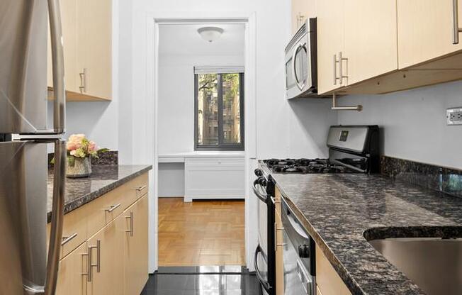 2 beds, 1 bath, $4,500, Unit E1E