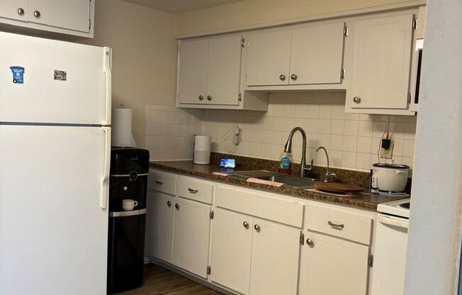 Move-In Ready 3BR/2BA single-Family Home in prime Location!