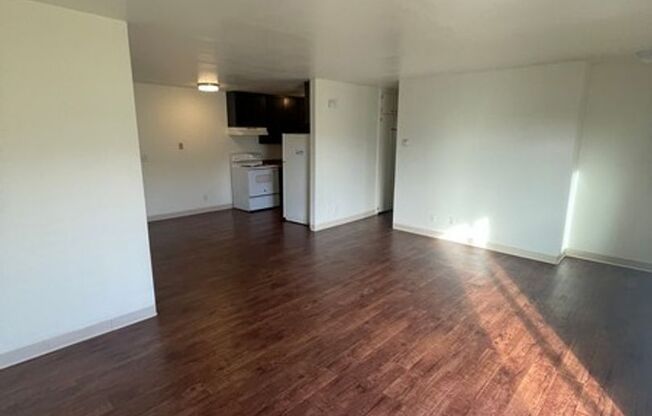 Low Move In Costs / $250 Smart & Final Gift Card if leased by July 31!!!